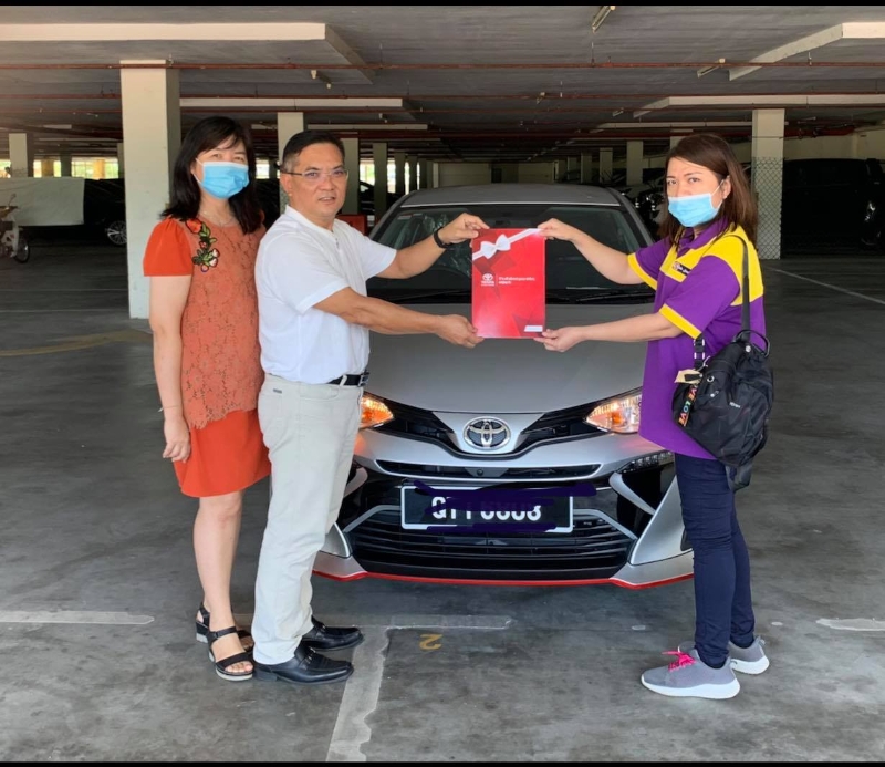 锺水英（左二）为了感激庄小姐（右一）对公司的付出，因此决定赠送一辆轿车给她。（照片取自脸书）