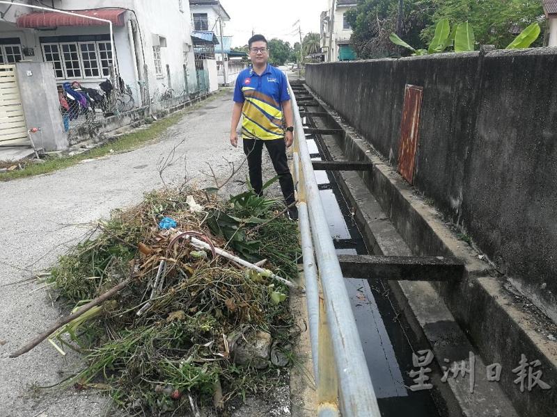 张宇晨感谢市议会很快派人处理水沟阻塞问题，并表示将再次联络市议会尽快将杂草和垃圾移走。