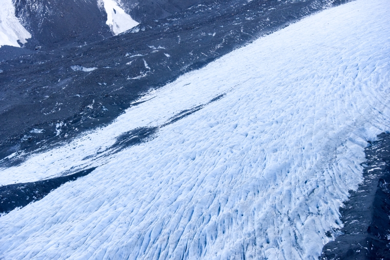 图为7月13日在新西兰南岛库克山国家公园航拍的塔斯曼冰川。（图：新华社）