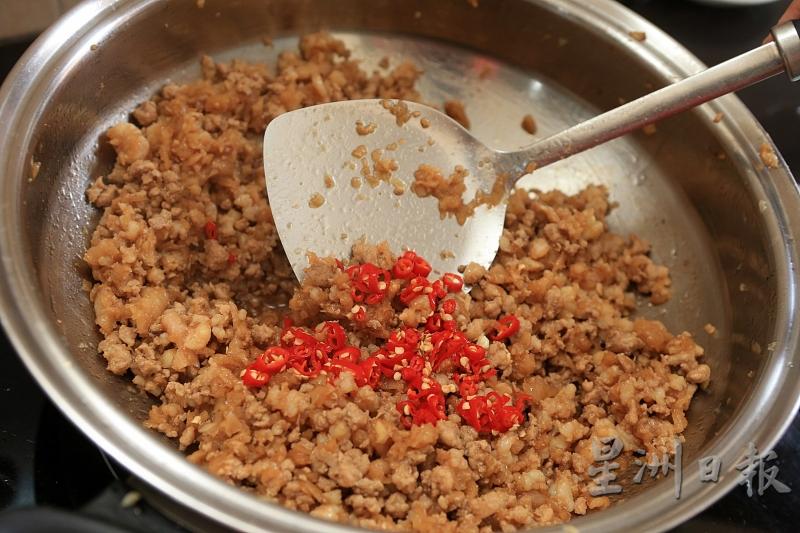 5.最后，放入切段的辣椒，拌炒均匀后即可。
