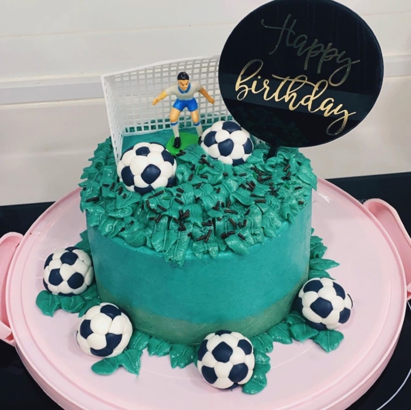 黄芷晴为爸爸准备了足球款式的生日蛋糕。