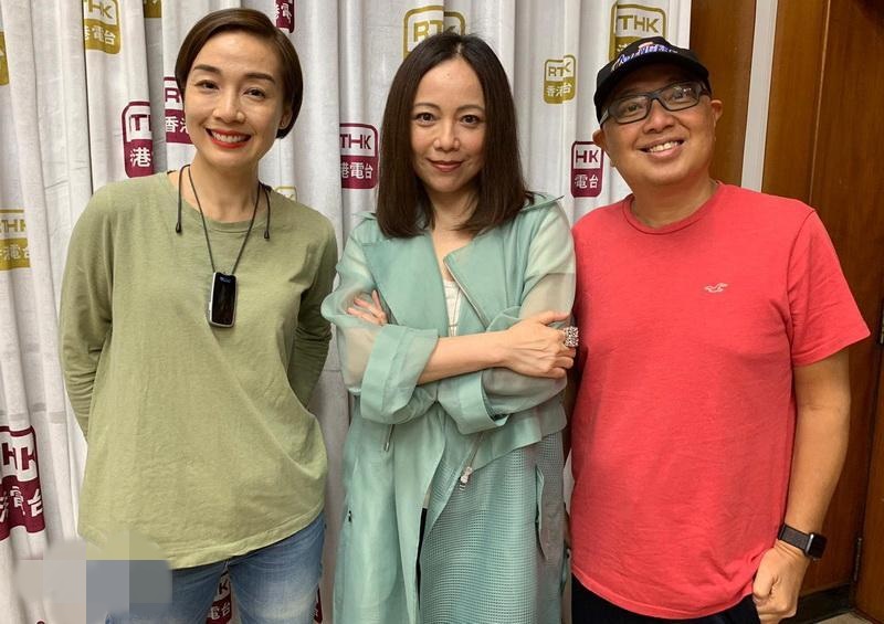 邓萃雯接受杨绍鸿、江美仪主持的《一起走过》节目访问。