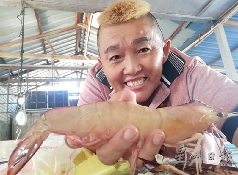 黄祖泰：只选用海虾的原因就是要确保做出来的“虾肉汉堡”有虾肉的鲜味。
