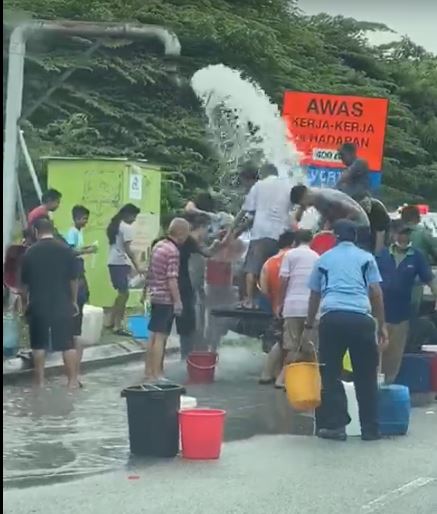 大量的淨水流到路面，非常浪費。