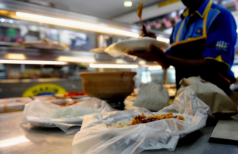 餐饮业为了节省用水，以塑料袋代替碗碟，以免去清洗的麻烦。
