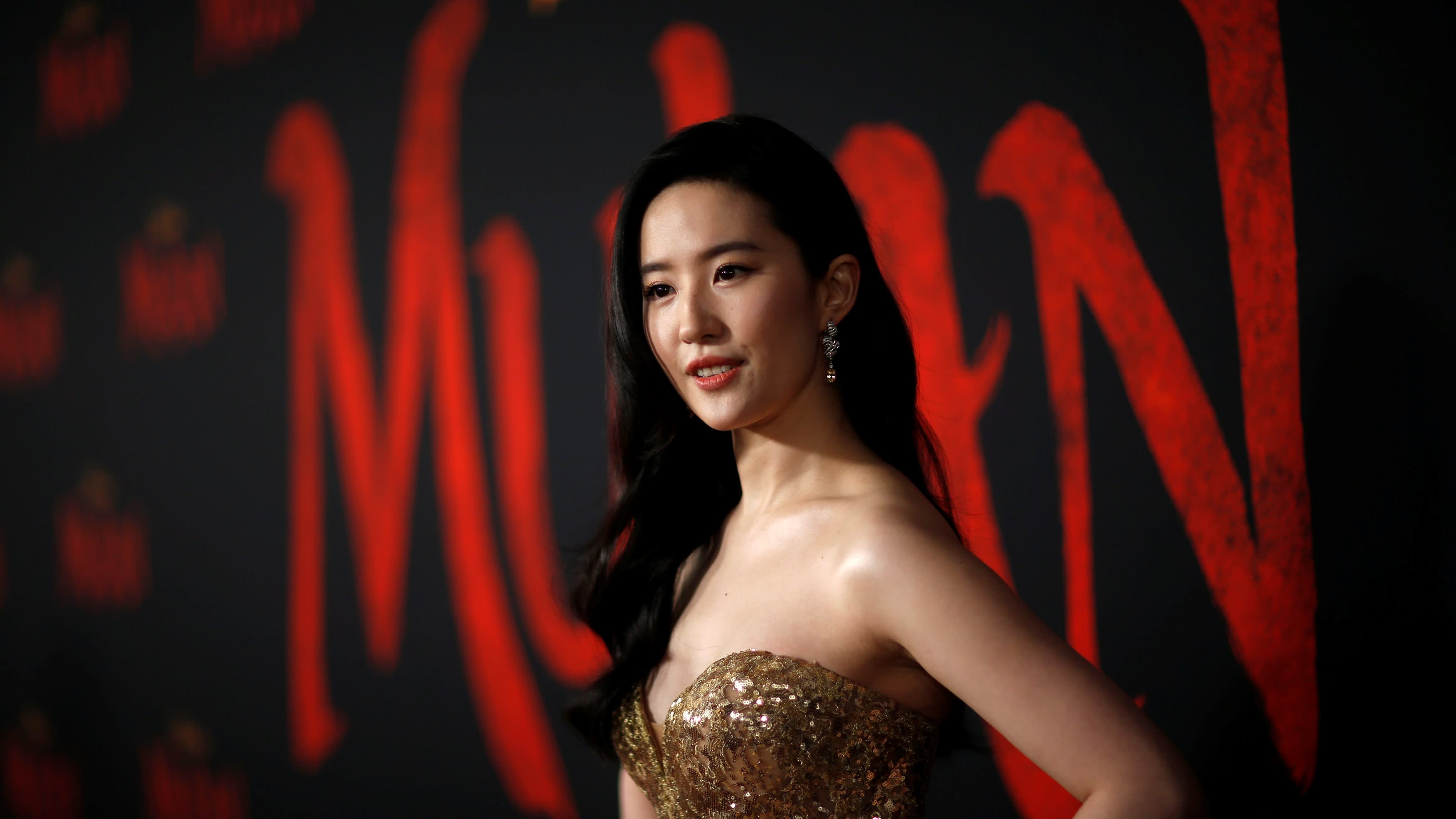 刘亦菲主演的《花木兰》被香港、泰国网民抵制，并写道：“主角对什么议题不表态，却只为警察暴力发声。”