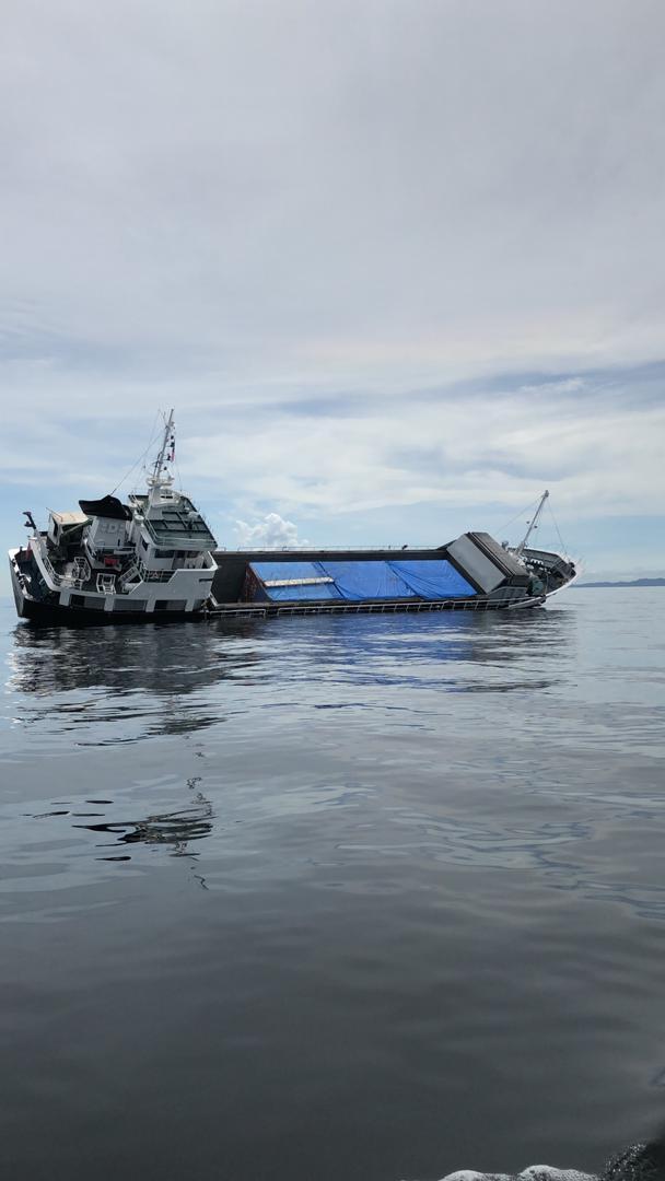 一艘载有8名印尼籍船员的货船，被暴风雨袭击险些沉没。