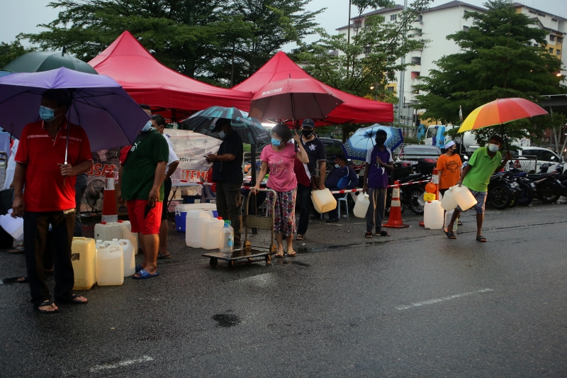 虽然当天下了一场倾盆大雨，但了为了获得干净的水，民众都愿意撑伞排队等候。