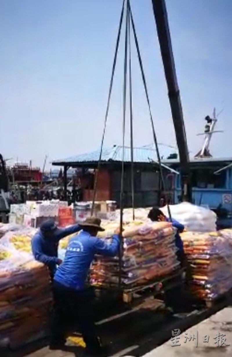 振亮阁筹集的三千多包白米，从外岛海运至邦咯岛，用来派送给贫困岛民。