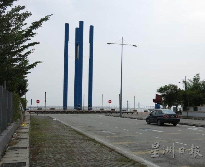 位于槟城日落洞双溪槟榔区的卡巴星道（Persiaran Karpal Singh）是为了纪念在2014年车祸过世的“日落洞之虎”卡巴星，因这里有4根高耸的蓝色柱子，也有人称它为“4根柱子”，从远远的地方就看得到这个地标。