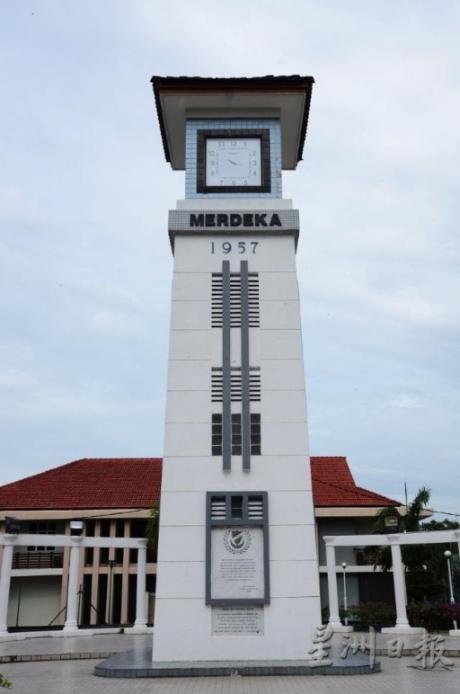 居林有历史价值的建筑物不多，最让居林人觉得熟悉又陌生的，莫过于居林独立钟楼（Rumah Jam Merdeka，Kulim，地方上称为居林大钟楼）。