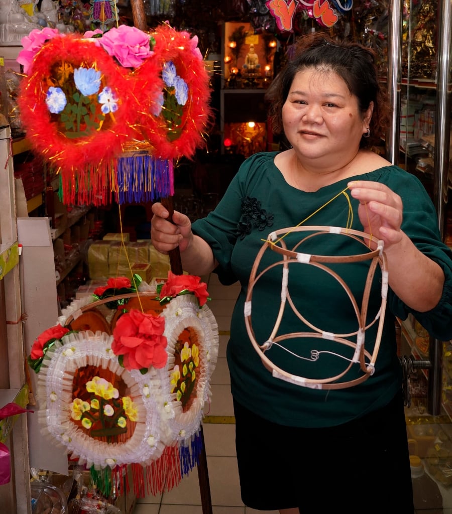 陈舒颖展示自家手工制作的花篮灯笼。