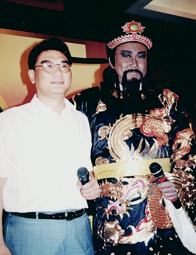 谭炳文（左）在台剧《包青天》声演包拯，当年他与饰演包拯的演员金超群（右）合照。　