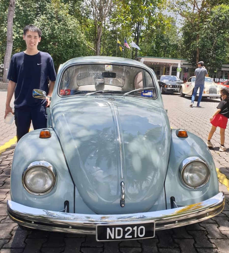 倪龙福与他第一代甲虫车。