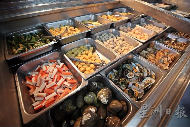 自助火锅店菜色丰富多元，各样蔬菜、豆腐、海鲜，还有猪脚醋、鱼翅、水果、ABC、沙爹等百多种食材。
