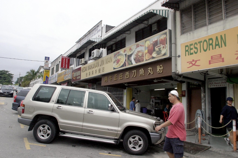 大同花园大街旧照，图中的金满满鱼丸粉茶餐店现已搬迁至里面横街的新店继续营业。（星洲日报照片）