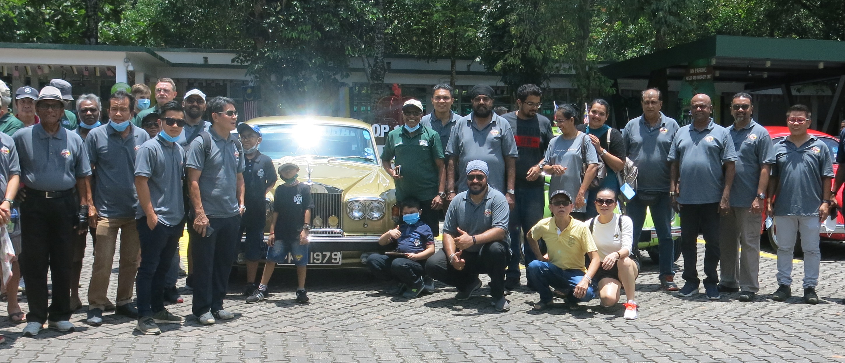 来自怡保及槟城的古董车爱好者，在必胜生态公园齐聚合照。