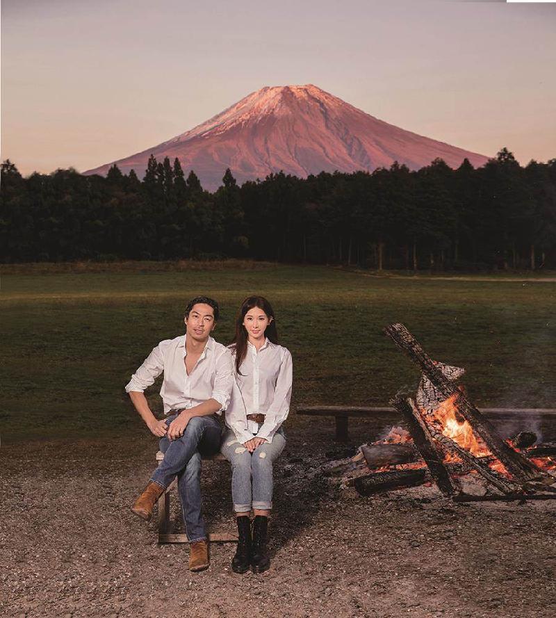 林志玲与老公Akira穿白衬衫在富士山前依偎而坐，身后的富士山和大家印象中白雪皑皑的模样有些许不同，据说，这是极罕见且象征幸福的“赤富士”。
