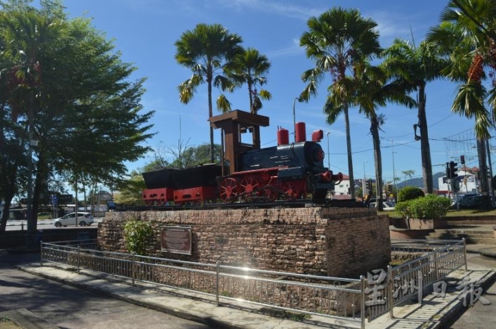 龙运街头的火车模型，是当地铁矿年代的标志纪念碑。（摄影：本报刘爱玲）