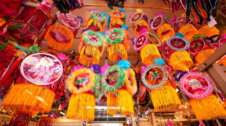 虽然被疫情笼罩，但是在中秋佳节挂上色彩缤纷充满喜气的灯笼，可增添欢悦气氛。