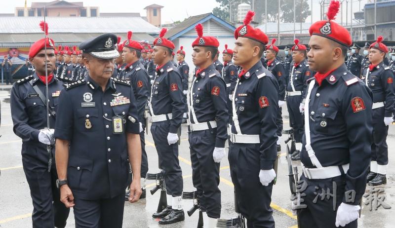 纳沙鲁丁（左二）离开霹雳警察总部，检阅联邦后备部队队员组成的仪仗队。