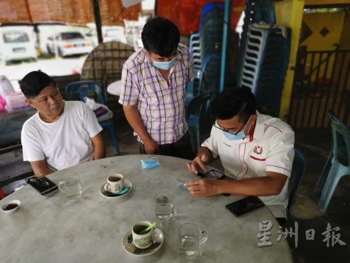 杨敦祥近来在咖啡店设流动柜台，帮长者设置MySejahtera和电子钱包。