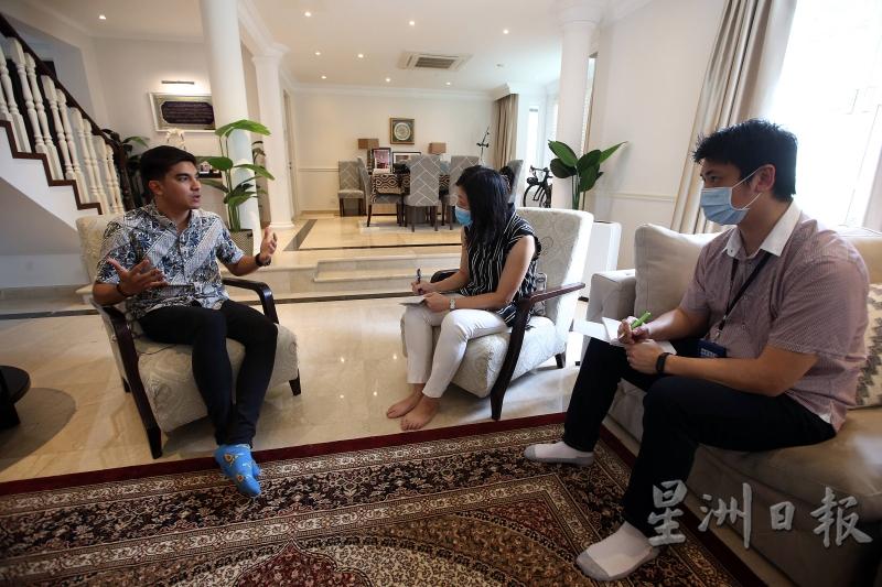 赛沙迪（左）接受本报特约记者郭秋香（中）以及高级记者陈孝仁（右）的专访，针对即将创立的青年多元政党侃侃而谈。