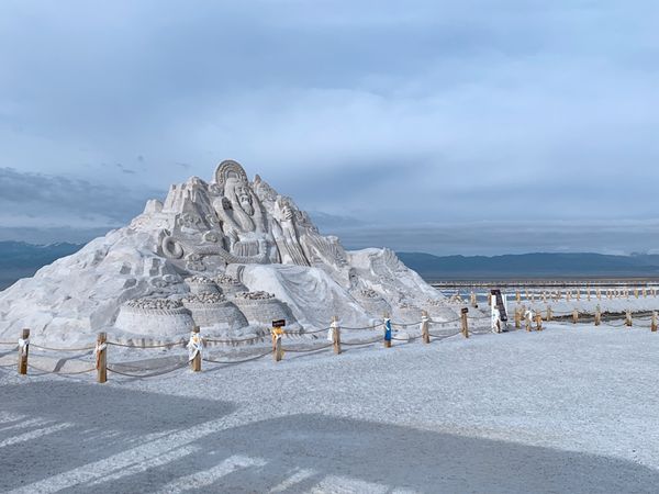 景区里有众多的盐雕可以观赏，还可以乘坐小火车，到盐湖的深处观光。