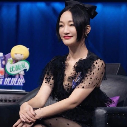 周迅日前以蝴蝶结+黑蕾丝的“甜美魔女”造型参加综艺节目录影，却让网民摇头表示“灵气尽失”。