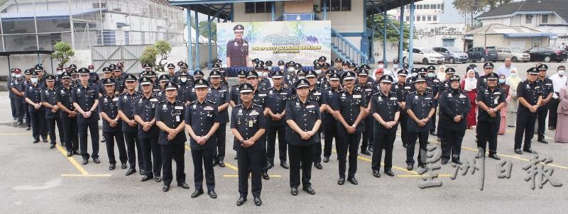 纳沙鲁丁（中）临别与霹雳州各组主任和警区主任等高级警官合影。第二排左为吴文恭；右为玛兹兰。