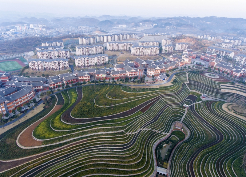贵州省大方县奢香古镇近年来把田园风光带入城镇，建设了12万平方米的「城市梯田」。（图：新华社）