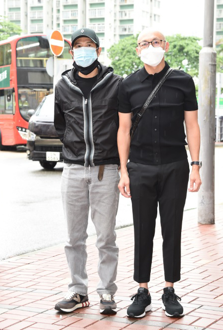 张家辉戴上两个口罩，防疫功夫做足。右为导演林超贤。