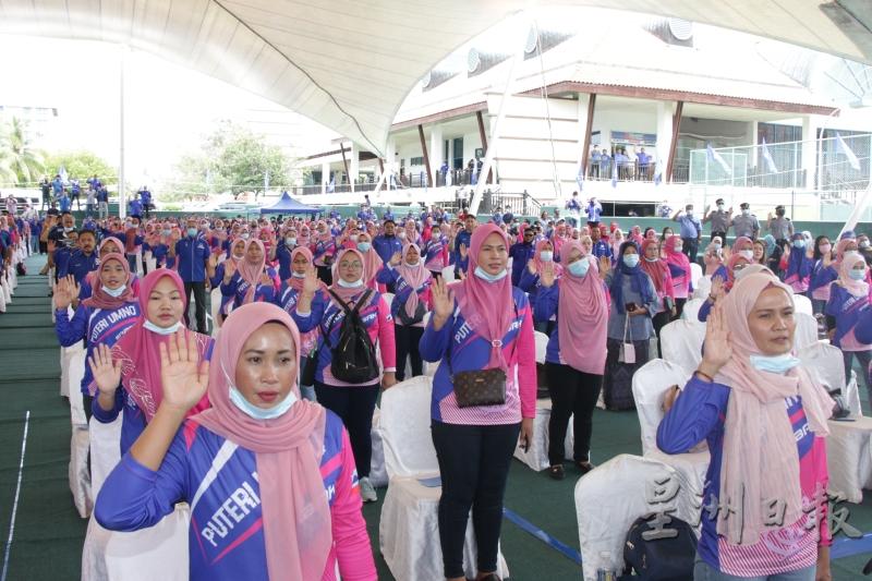 沙巴巫统女青团在阿末扎希领导下，宣誓强调他们会在沙巴州选中协助沙巴国阵候选人，确保他们能取得胜利。