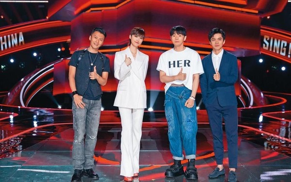 最新一季的《中国好声音》由谢霆锋（左起）、李宇春、李荣浩、李健担任导师，首集开录与媒体见面时，两位年轻后辈反站在中间C位。