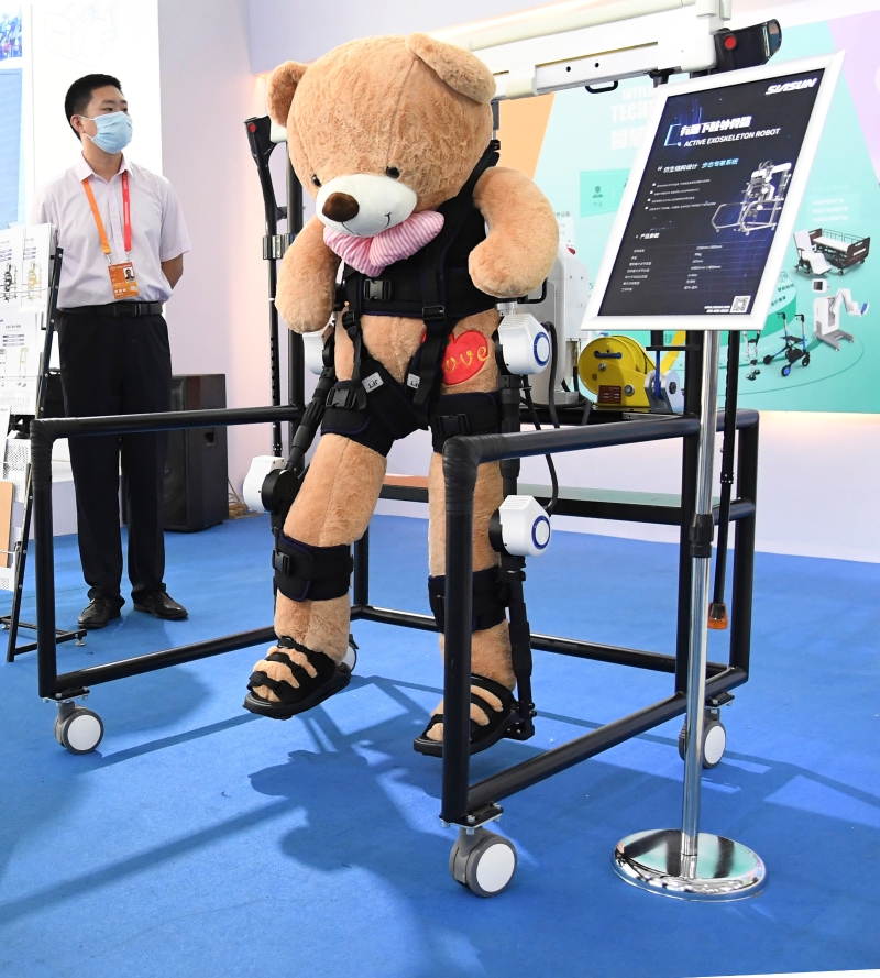 这款机械人它可根据需求调整步态参数，为下肢功能障碍患者提供多种步态选择。   
