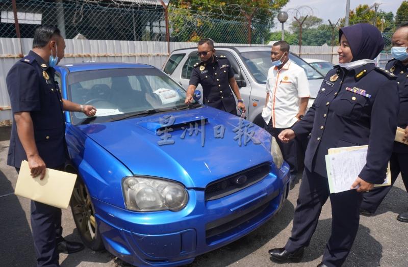 法蒂玛（右）告诉媒体，这辆是拍卖价最高的车子3万3200令吉。左起为玻州陆交局执法组主任尼占及副局长马哈基。