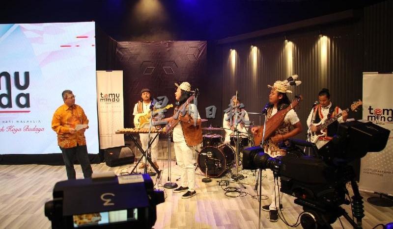 
赛富丁（左）在节目上，访问享誉国际的本地著名传统乐团At Adau。