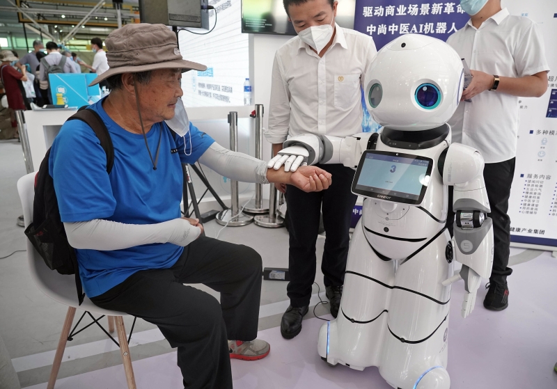 AI机器人为民众把脉诊断，之后并提供体质检测与健康咨询。