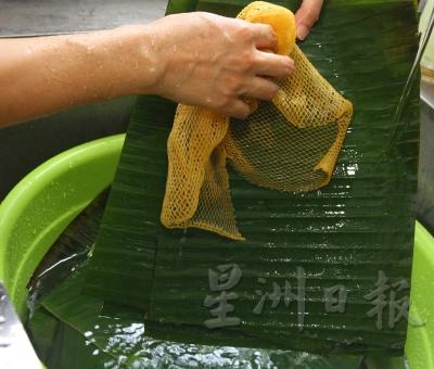 香蕉叶是传统上用以包裹天贝的叶子，使用前要洗和烫过。