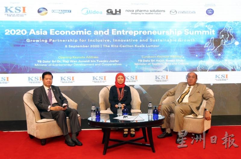 南茜苏克利（中）主持2020年亚洲经济和企业峰会主题演讲。左是杨元庆；右为马吉汉。