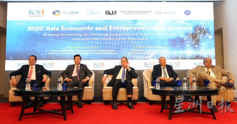 旺朱乃迪（左三）主持2020年亚洲经济和企业峰会开幕礼。左一起是莫哈末敏德、杨元庆；右一起是马吉汉和李金友。