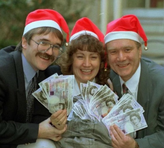 伊莱恩曾于1995年12月中了彩票，获得270万英镑（约1479万令吉）奖金。