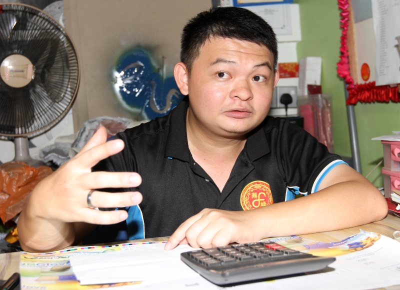 年仅26岁的吴长洁早在13岁开始就接触纸扎行业，如今已自立门户，当起老板。