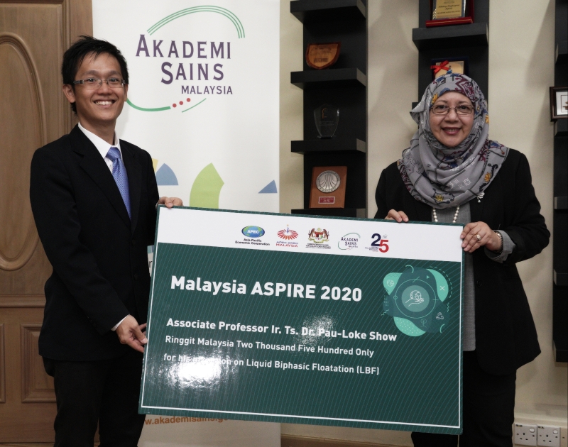 周柏乐（左）获得2500令吉奖金，代表我国角逐2020年度亚太经合组织ASPIRE奖。右为阿斯玛依斯迈。（照片来源：马来西亚科学院）
