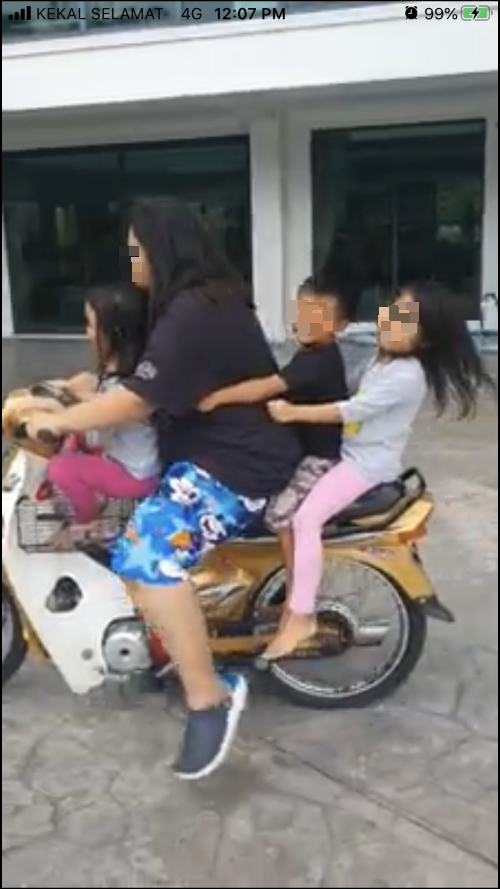 “碧小姐”骑摩托车载小朋友们，坐在车尾的小女孩可见头发已飞起。