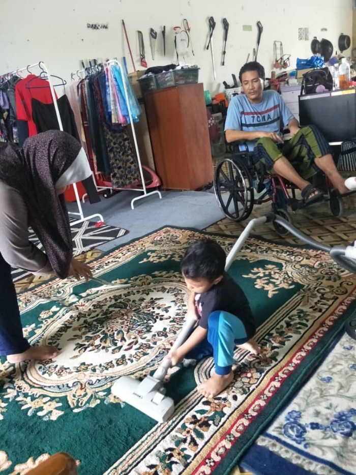 访问在进行时，法蒂玛年幼的子女正在帮助妈妈清洁一片地毯，而行动不便的阿末仅能无助的看著妻儿们为生活打拼。