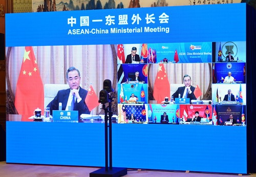 王毅（左）与东盟外长们召开视讯会议，讨论疫情、合作和国际局势等议题。（互联网照片）