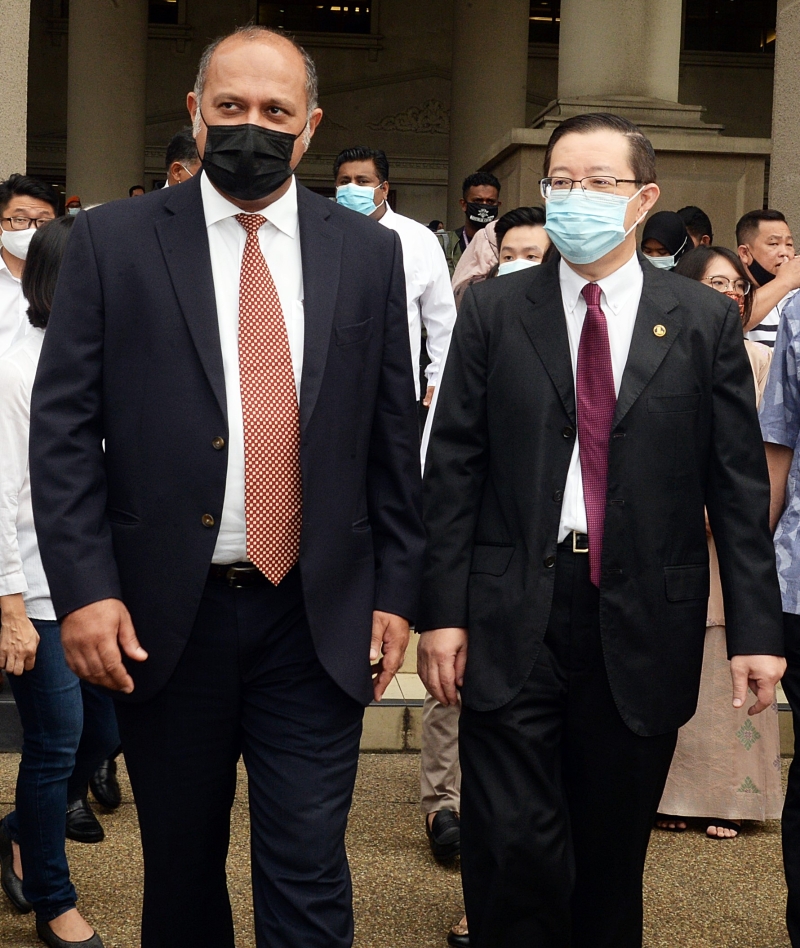 林冠英（右）和代表律师哥宾星在接受媒体访问后，步出吉隆坡法庭大厦。