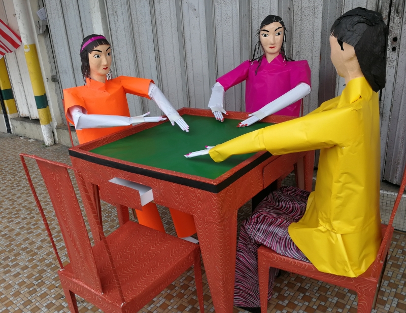 曾有顾客因往生的家人生前喜欢打麻将，为此特订制纸扎麻将桌和“麻将咖”。