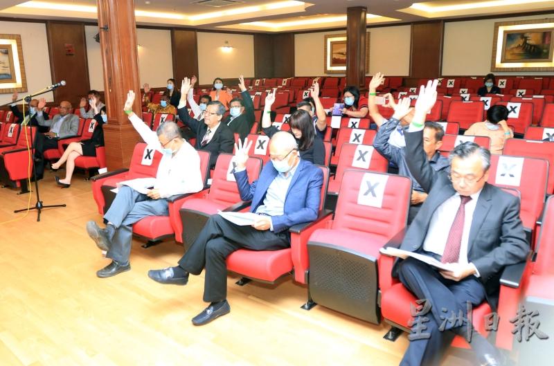 出席的会员举手一致通过2017至2019年的财政报告。